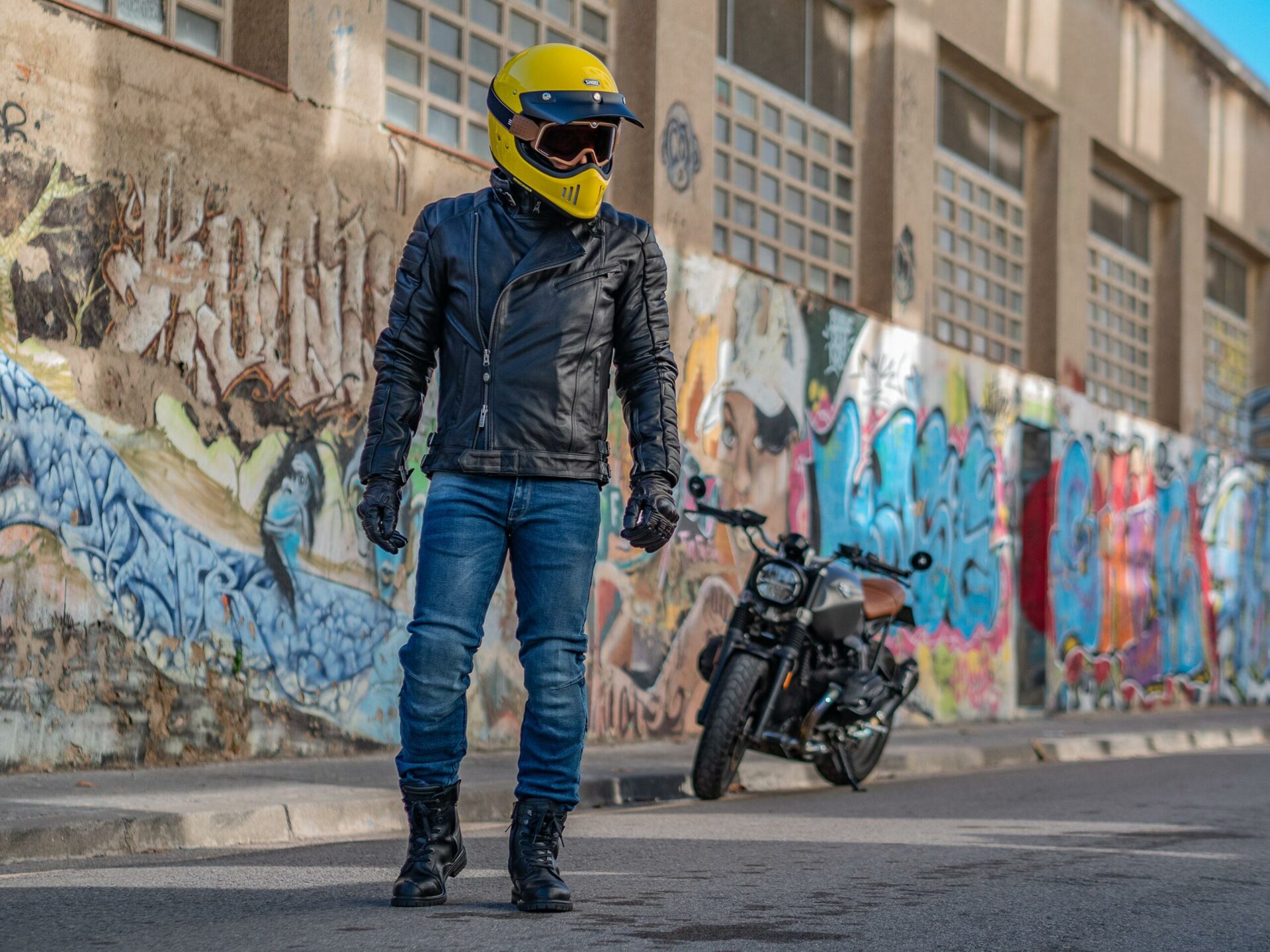 motociclista che indossa jeans moto