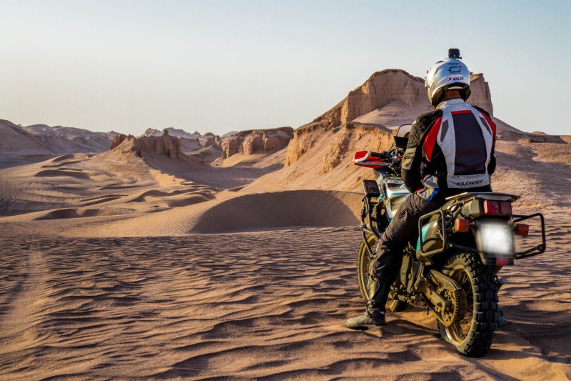 motociclista nel deserto con abbigliamento moto estivo 